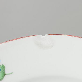 LAUTASIA, 2 kpl, posliinia, mahdollisesti Venäjä vuosisadanvaihde 1700/1800-luku.