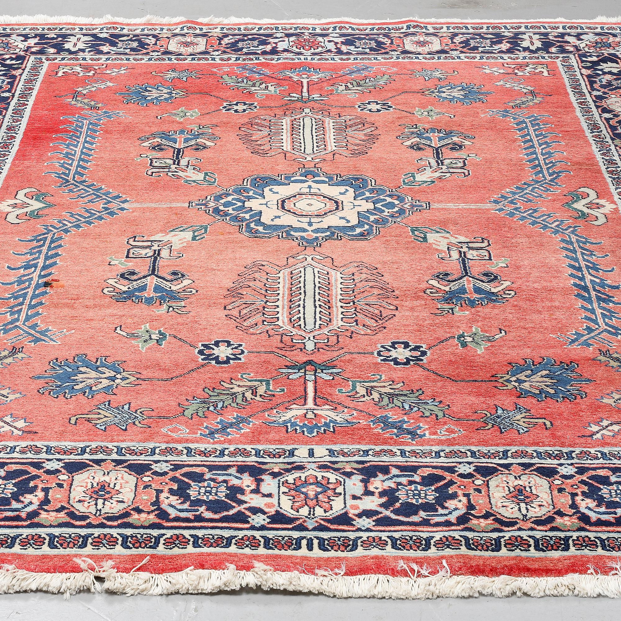 A CARPET, Old Noth west persian, ca 259 x 183 cm.