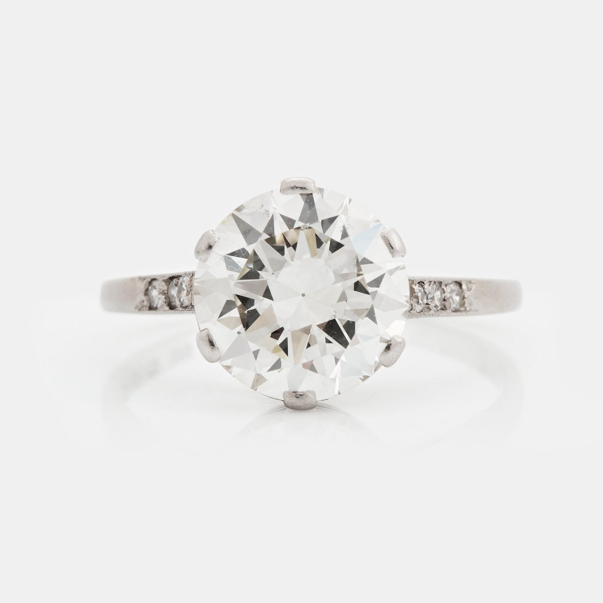 Hugo Strömdahl ring platina med en gammalslipad diamant vikt ca 3.50 ct kvalitet ca I/J si.