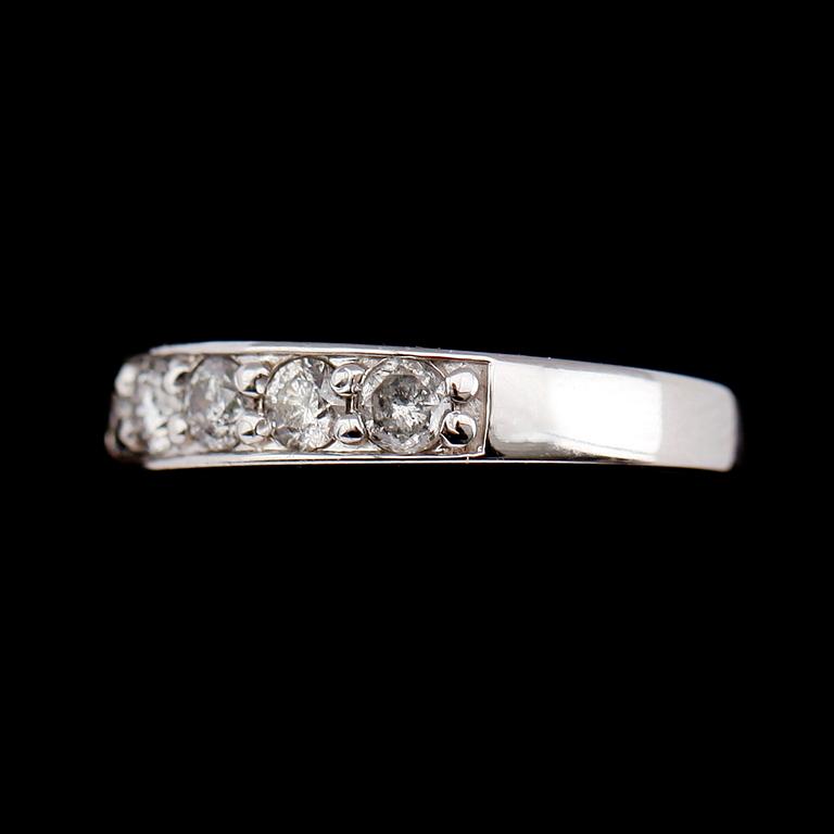 RING, 10 k vitguld, briljantslipade diamanter tot 1.00 ct.