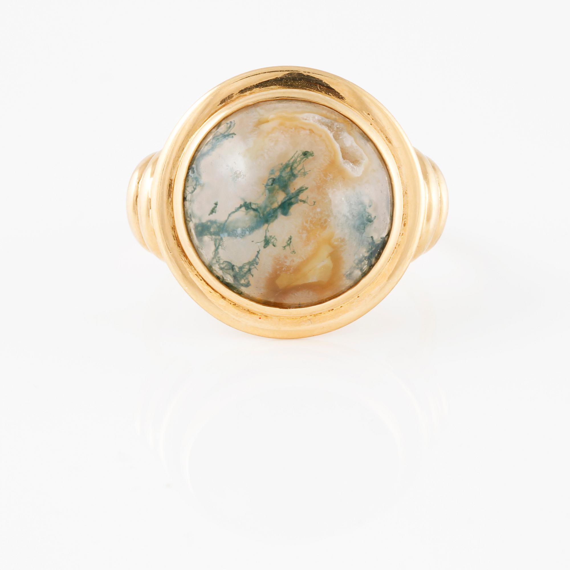 RING, med cabochonslipad sten.