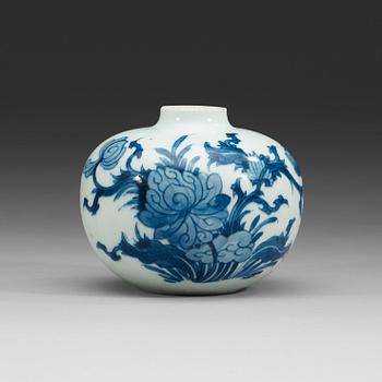 133. A blue and white vase, Qing dynasty, 19th Century.