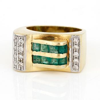 RING, 18K guld med diamanter tot ca 0,20 ct och smaragder, Frankrike, troligen 1900-talets första hälft Tot vikt ca 12 g.