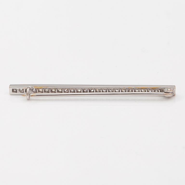 A Tillander, Rintaneula, 18K valkokultaa, 8/8-hiottuja timantteja n. 0.53 ct yht. Helsinki 1982.