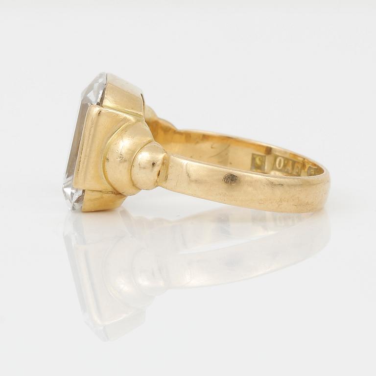 RING, 18K guld med trappslipad bergkristall, ca 5,33 ct, OAF, Skara, 1882. Vikt ca 5,60 g.
