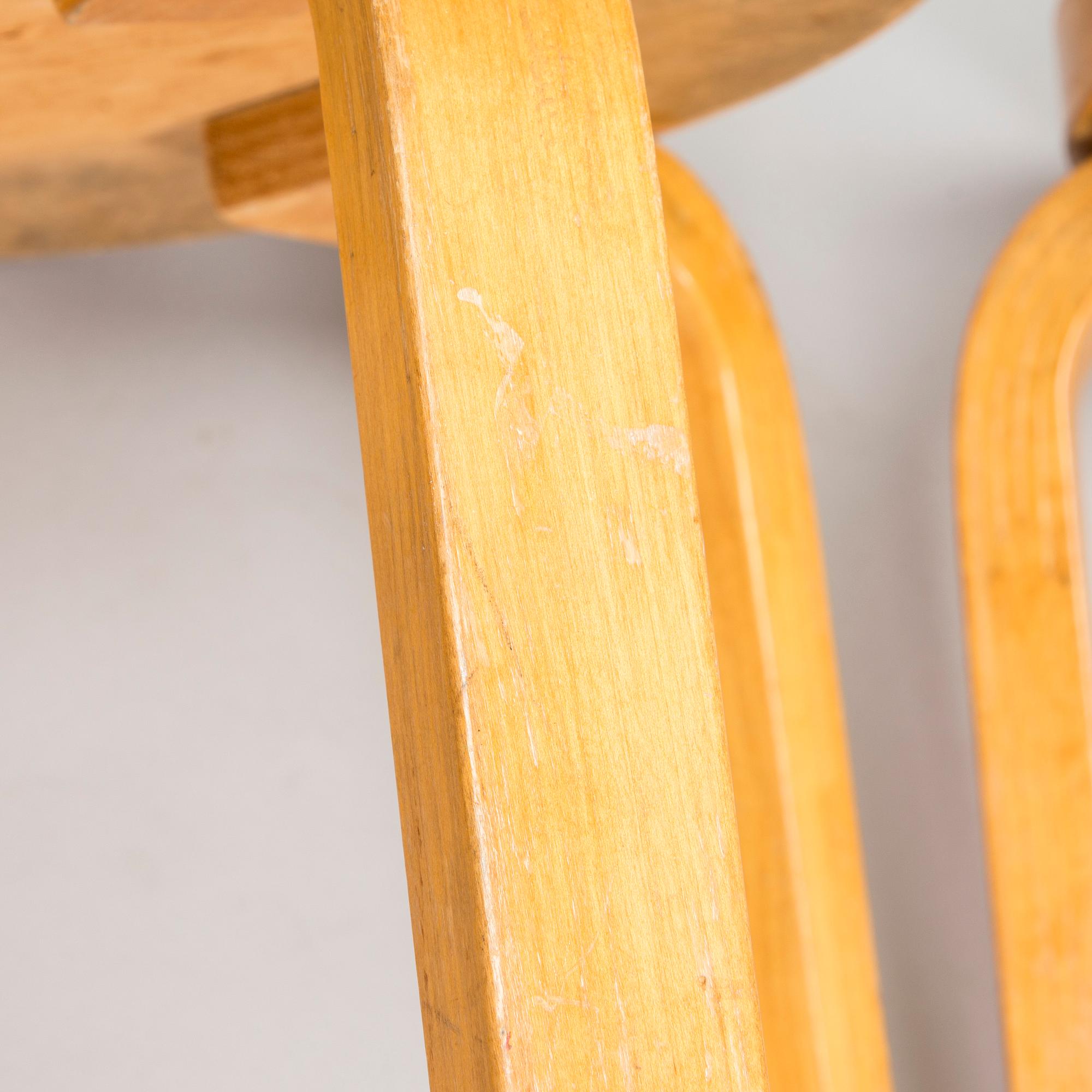 Alvar Aalto, jakkaroita 3 kpl, malli 60, 1900-luvun puoliväli.