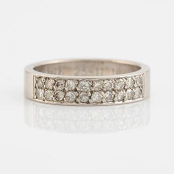 Ring, halvallians, två rader med briljant-och åttkantslipade diamanter.