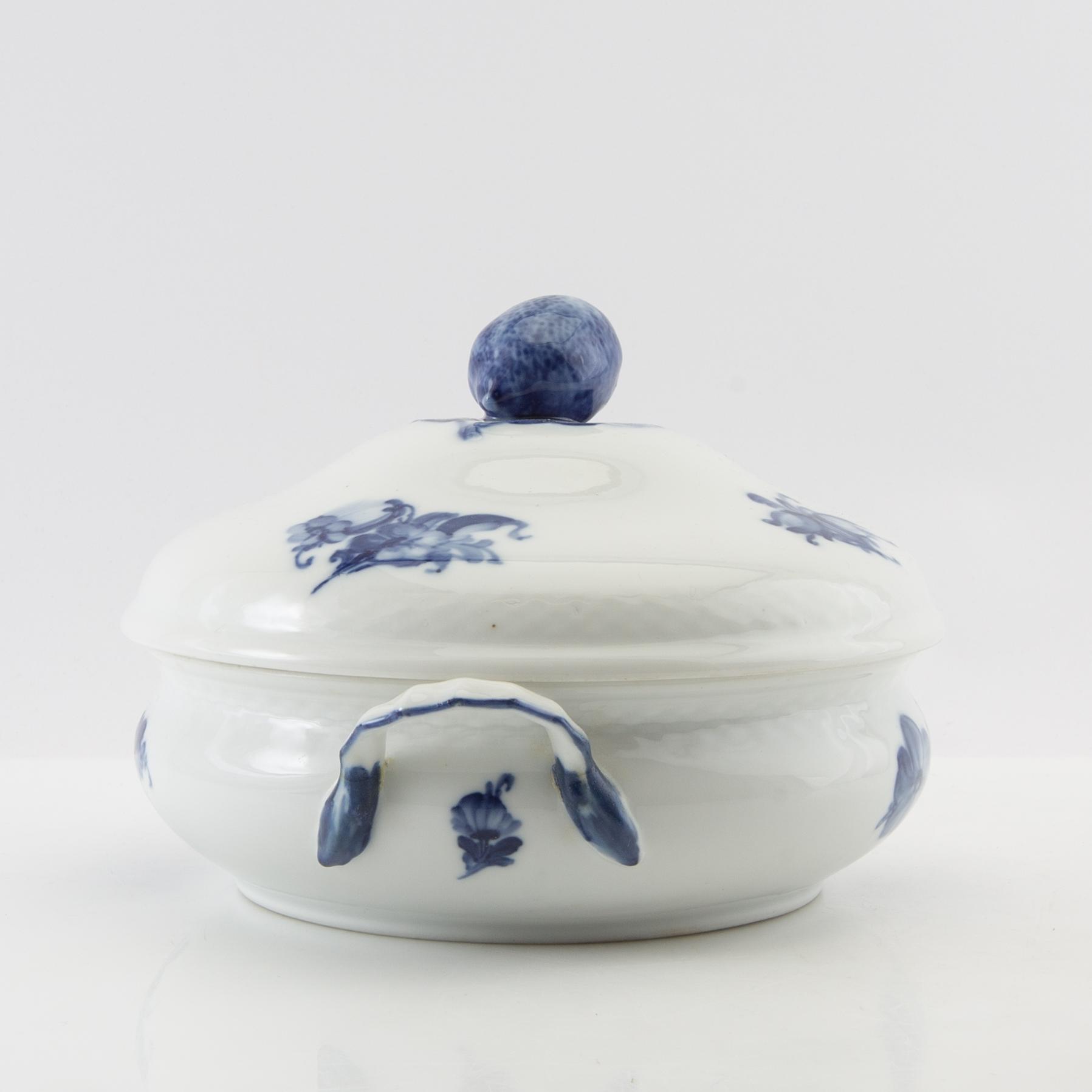 Service approximately 140 pieces "Blue Flower" Royal Copenhagen Denmark 20th century porcelain.