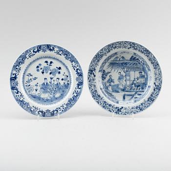 TALLRIKAR, 2 st, porslin, Kina, Qianlong 1736-1795.