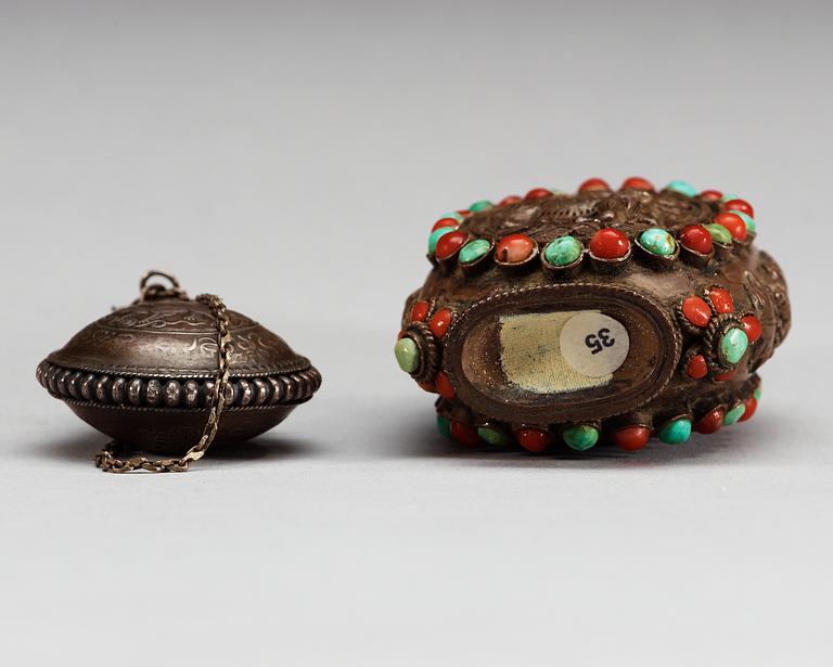A set of two metal snuff bottles with stone inlays, Qing dynasty.