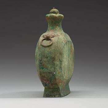 VINFLASKA med LOCK, brons. Troligen Han dynastin (206 f.Kr.-220).