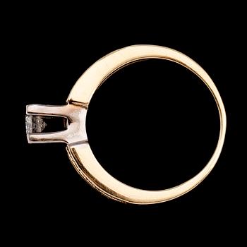 RING, 14 k gult guld och vitguld, briljantslipade diamanter tot ca 0.63 ct.