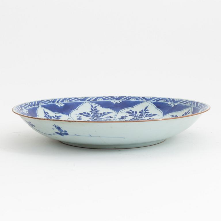 Skålfat, porslin, Qingdynastin, Kangxi (1662-1722).