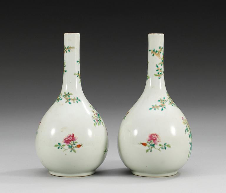 A pair of famille rose vases, late Qing dynasty, with Qianlong´s six characters mark. (2).