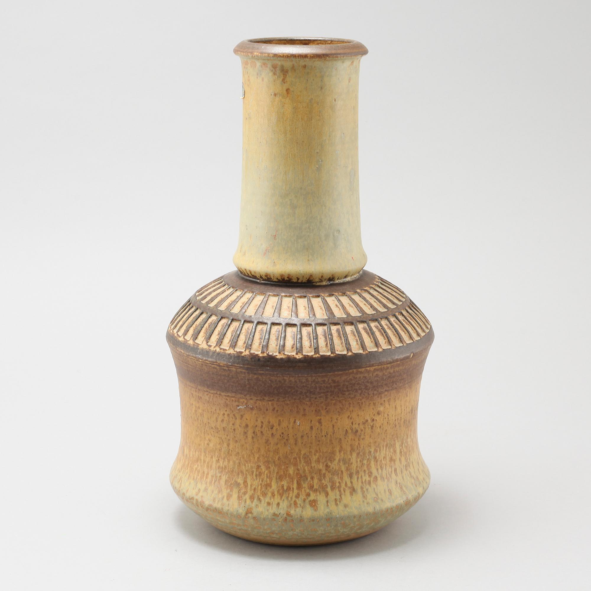 A stoneware vase by Joseph Simon, Denmark, from the latter haf of the 20th century.