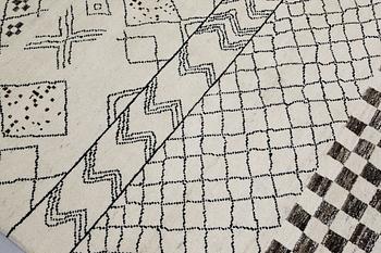 A Moroccan rug, approx. 204 x 152 cm.