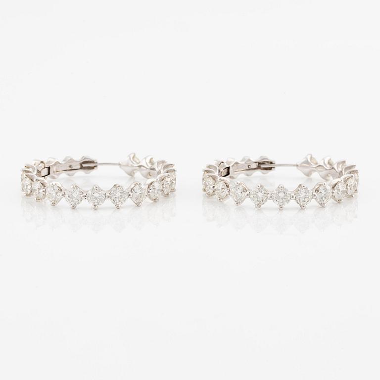 Ett par örhängen 18K vitguld med runda briljantslipade diamanter.