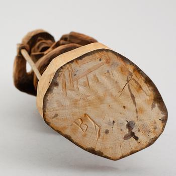 FIGUR, skuret trä, Bengt Jonsson, Kedträsk, Kusfors,  monogramsignerad BJ, 1900-talets första hälft.