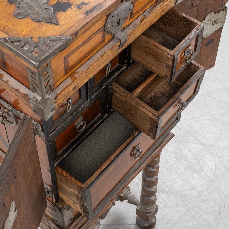 Kabinettskåp, barockstil, sent 1800-tal.