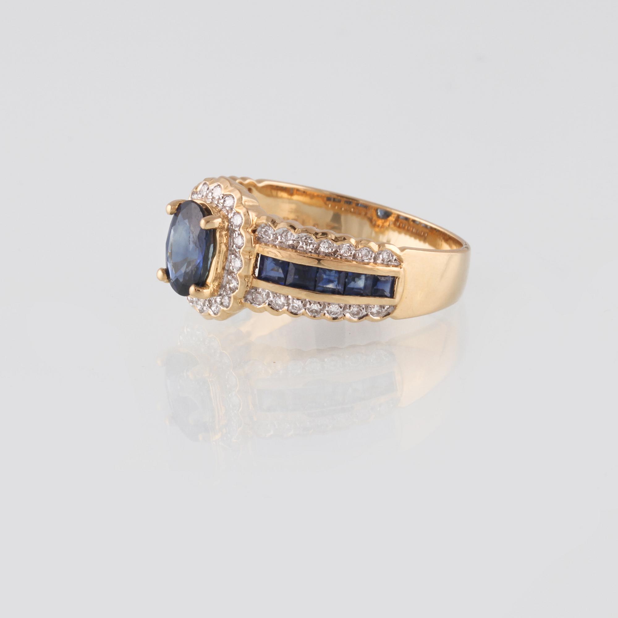 RING, 18K guld med briljantslipade diamanter och fasettslipade blå safirer, importstämplad. Vikt 4,8 gram.