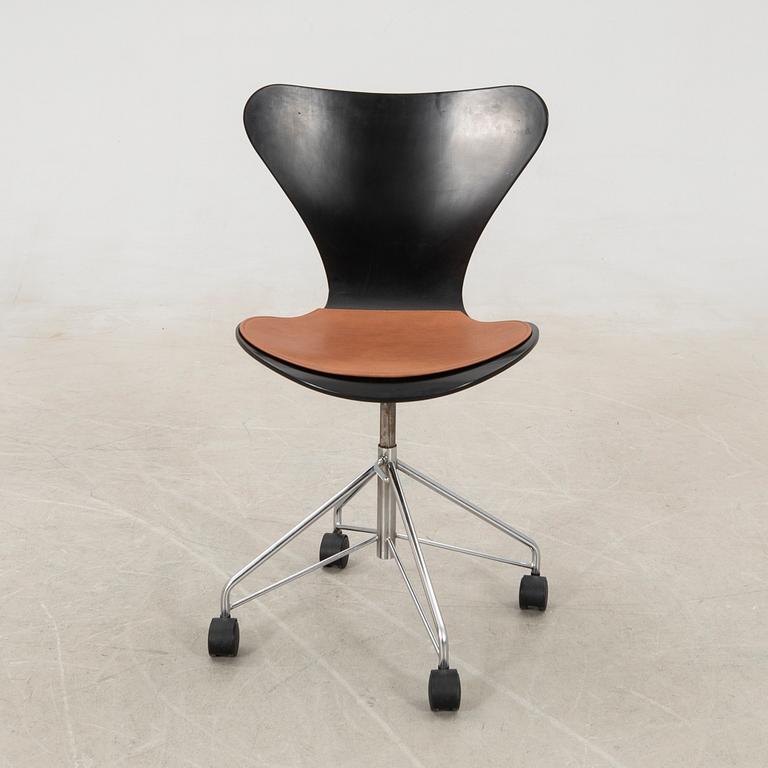 Arne Jacobsen, desk chair "Seven", Fritz Hansen Denmark 1995.