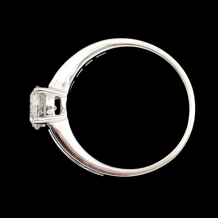 RING, 18 k vitguld, briljant- och baguettslipade diamanter tot 1.43 ct.