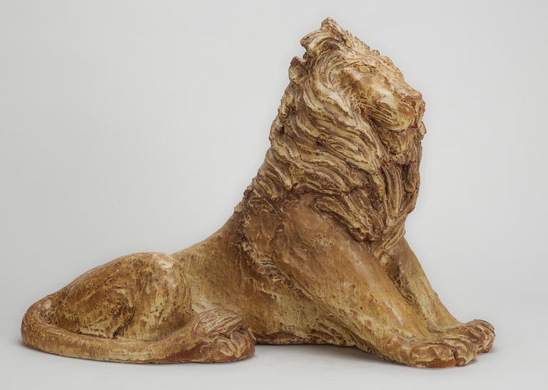 A Michael Schilkin stoneware sculpture of a lion, Arabia, Finland, 1940's.