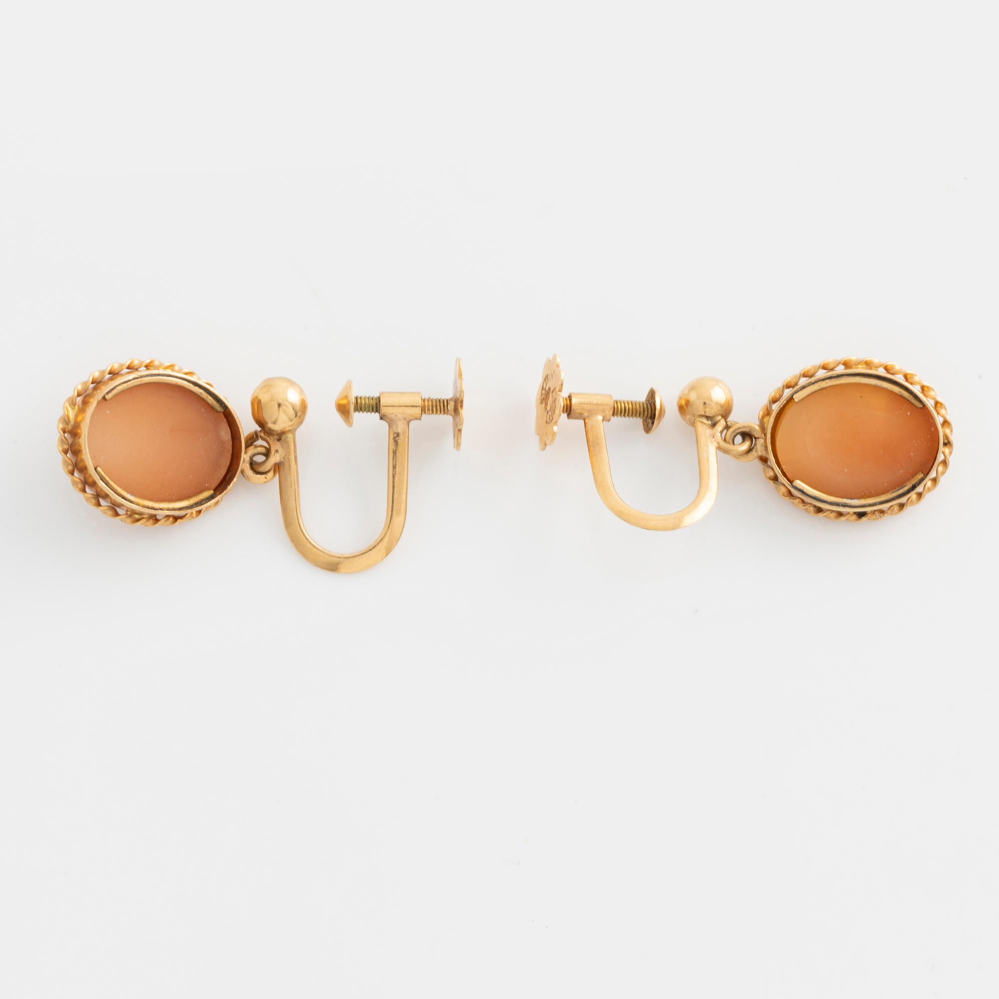 A demi-parure in 18K gold with sea shell cameos.