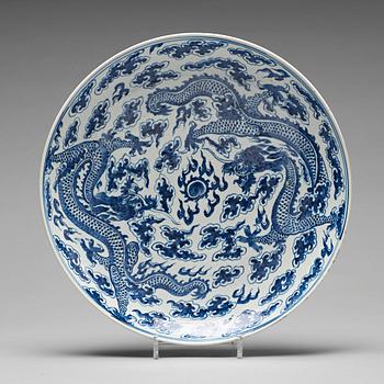 957. A large blue and white dragon dish, Qing dynasty, 19th Century.