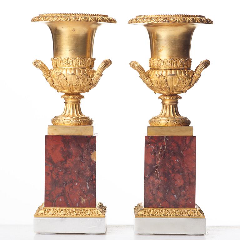 A pair of French Empire urns, beginning of the 1800's.