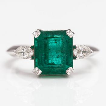 An 18K white gold ring with a ca. 3.50 ct emerald and ca. 0.36 ct of diamonds.