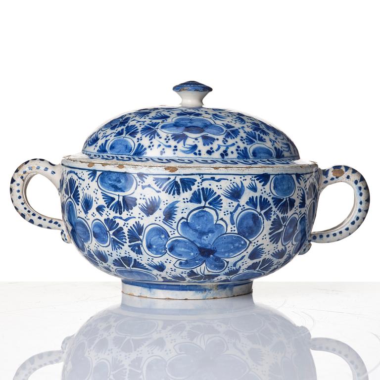 A blue and white faience tureen with cover 'kallskål', 18th century.