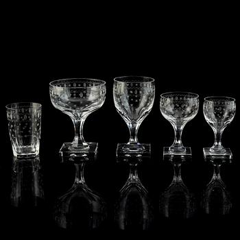A 58-piece glasservice.
