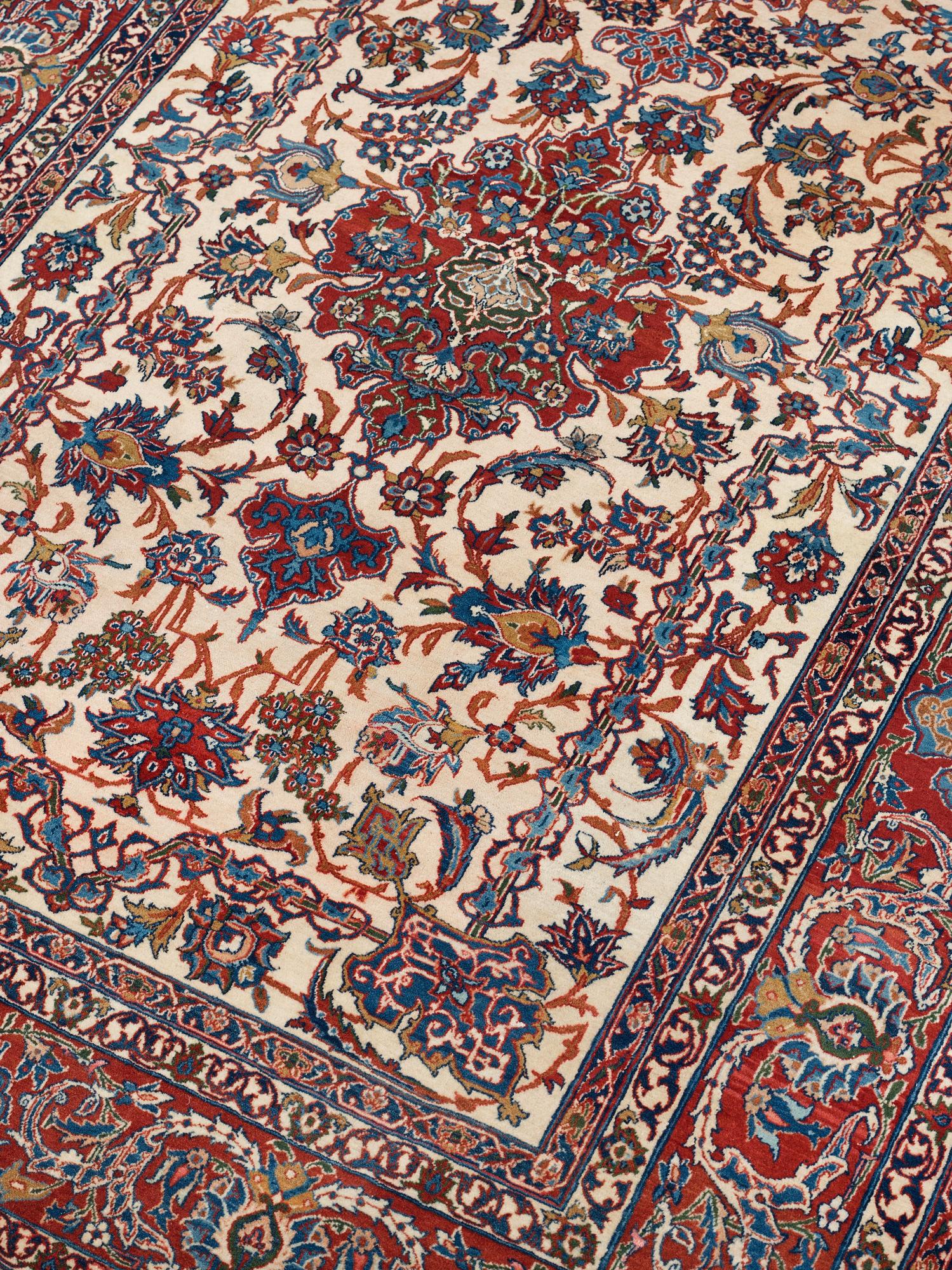 A CARPET. A semi-antique Esfahan. 217 x 155,5 cm.