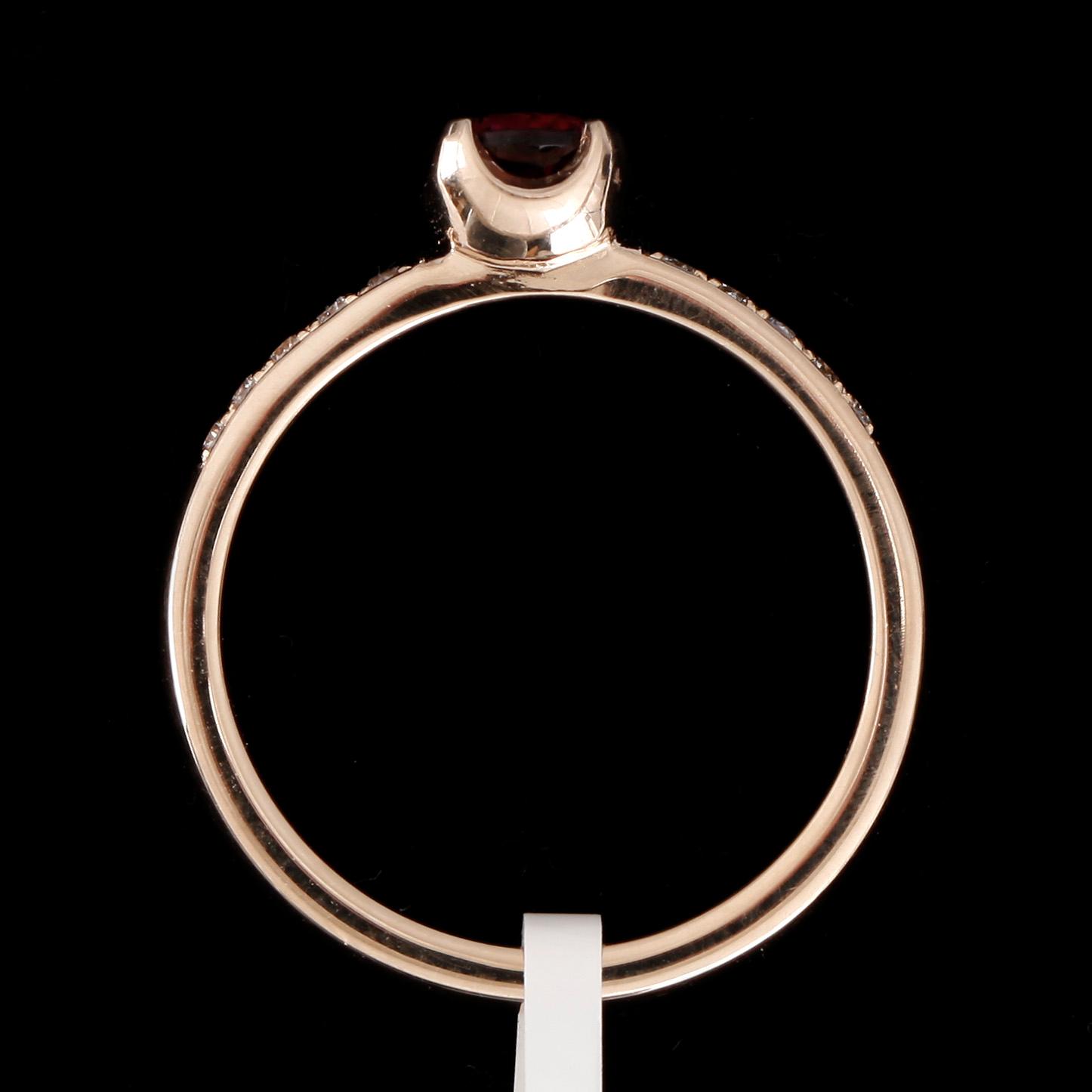 RING, 14k guld med turmalin 0,40ct och diamanter tot 0,10ct. Vikt ca 2,9 gram.