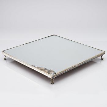 Bordsplateau, tre delar, i argent haché, 1700-tal.