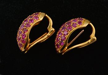 A PAIR OF EARRINGS, rubies c. 4.00 ct. 18K gold. Weight 16,2 g.