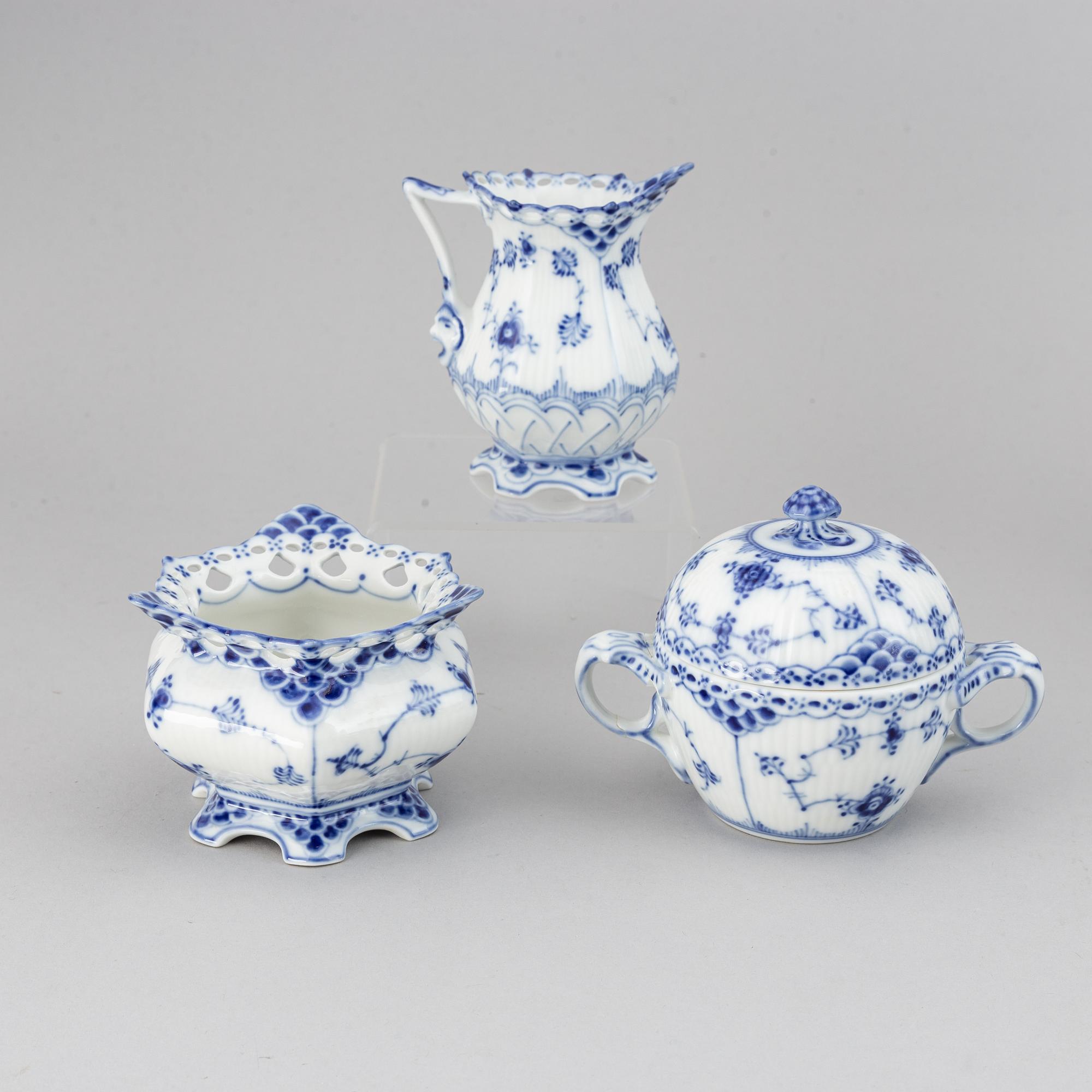 Royal Copenhagen, a part 'Musselmalet' coffee and tea service, Denmark (57 pieces).