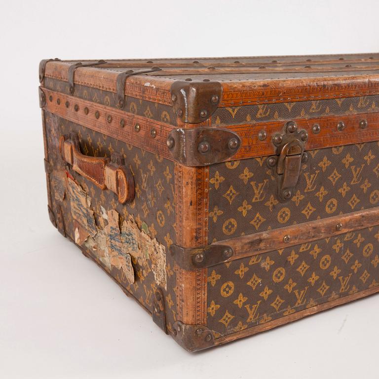 LOUIS VUITTON, a monogram canvas suitcase from the 1920/30s.