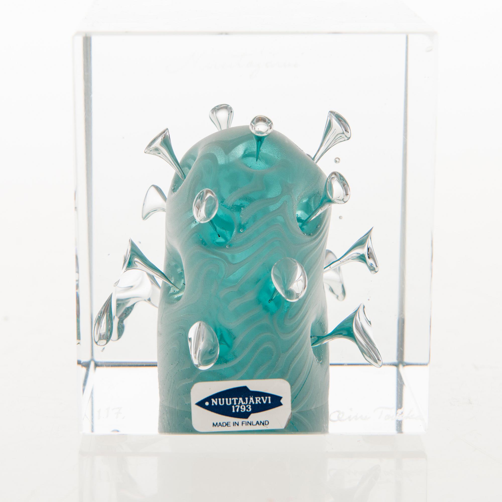 OIVA TOIKKA, AN ANNUAL CUBE, glass, signed Oiva Toikka Nuutajärvi marked 117.