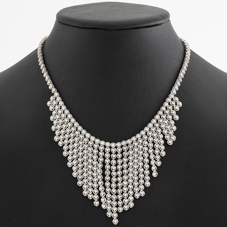 Collier 18K vitguld med briljantslipade diamanter.