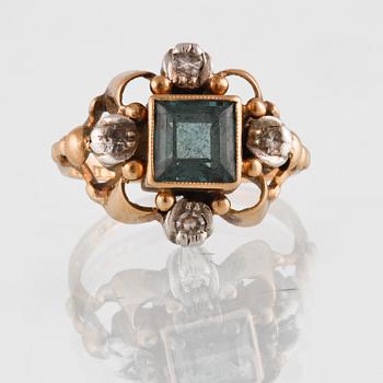 RING, 18K guld troligtvis med fasettslipade vita safirer samt blå topas, SJ &G, Göteborg. Vikt 4,7 gram.