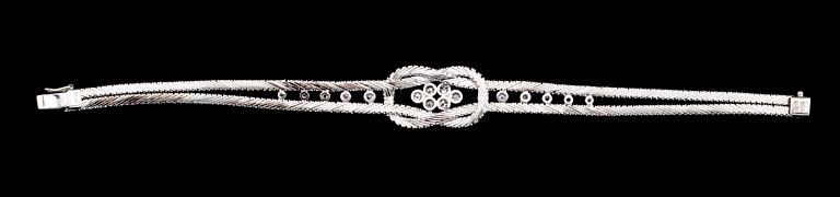 ARMBAND, 18 k vitguld med briljantslipade diamanter. Vikt ca 26 gram.