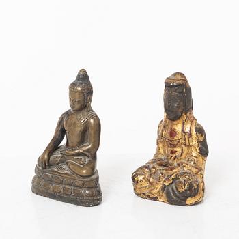 Figuriner, två stycken, brons, Ming respektive Qingdynastin.