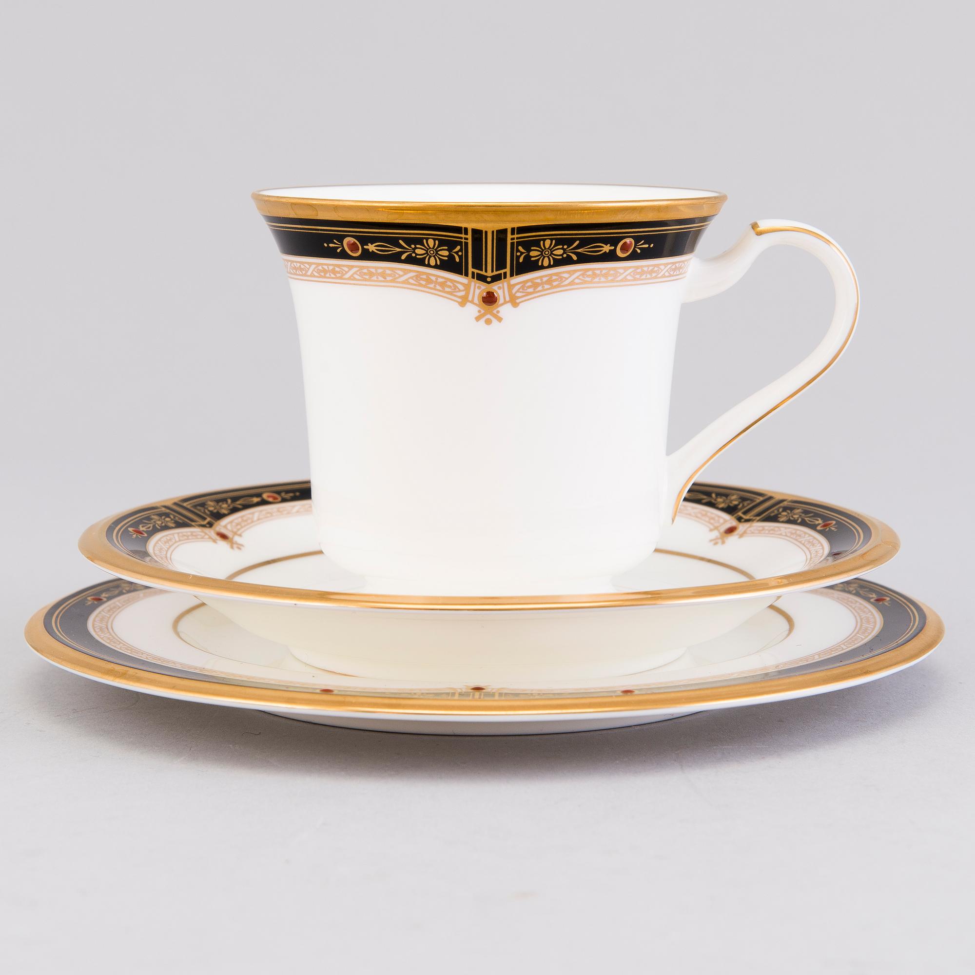 A Japanese 84-pcs Noritake porcelain coffee set and dinnerware from the end of the 20th Century.
