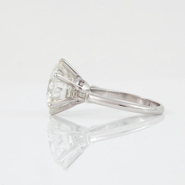 RING med briljantslipad diamant 7.46 ct, kvalitet I/VS1 enligt certifikat från GIA.