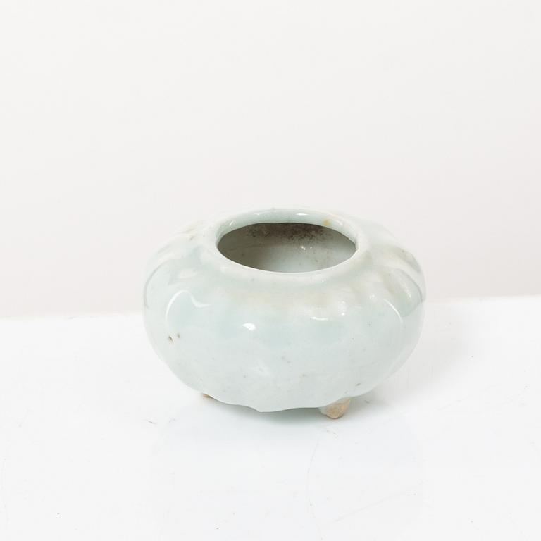 Two joss stick holders, a vase, a brush washer and a small ewer, Qing dynasty, 19th century and older.