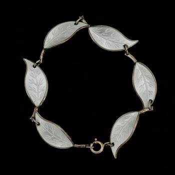 HALSBAND, ARMBAND, ÖRHÄNGEN, ett par samt BROSCH, sterlingsilver och emalj, Norge, 1900-tal. Vikt 48 G.