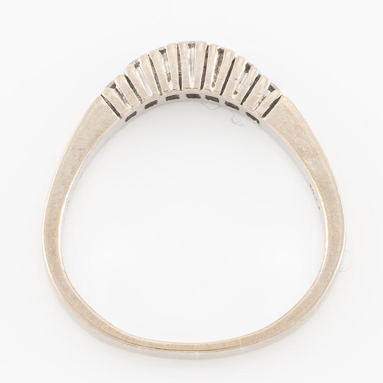 Ring 18K vitguld med runda briljantslipade diamanter.