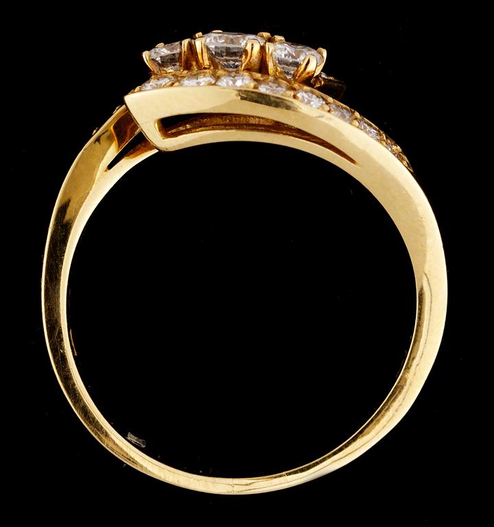 RING, 18k guld med briljantslipade diamanter, tot 0.65 ct.